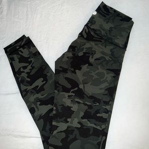 NEVER WORN LULULEMON WUNDER UNDERS CAMO